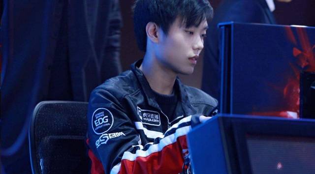 在攻防两端 在攻防两端